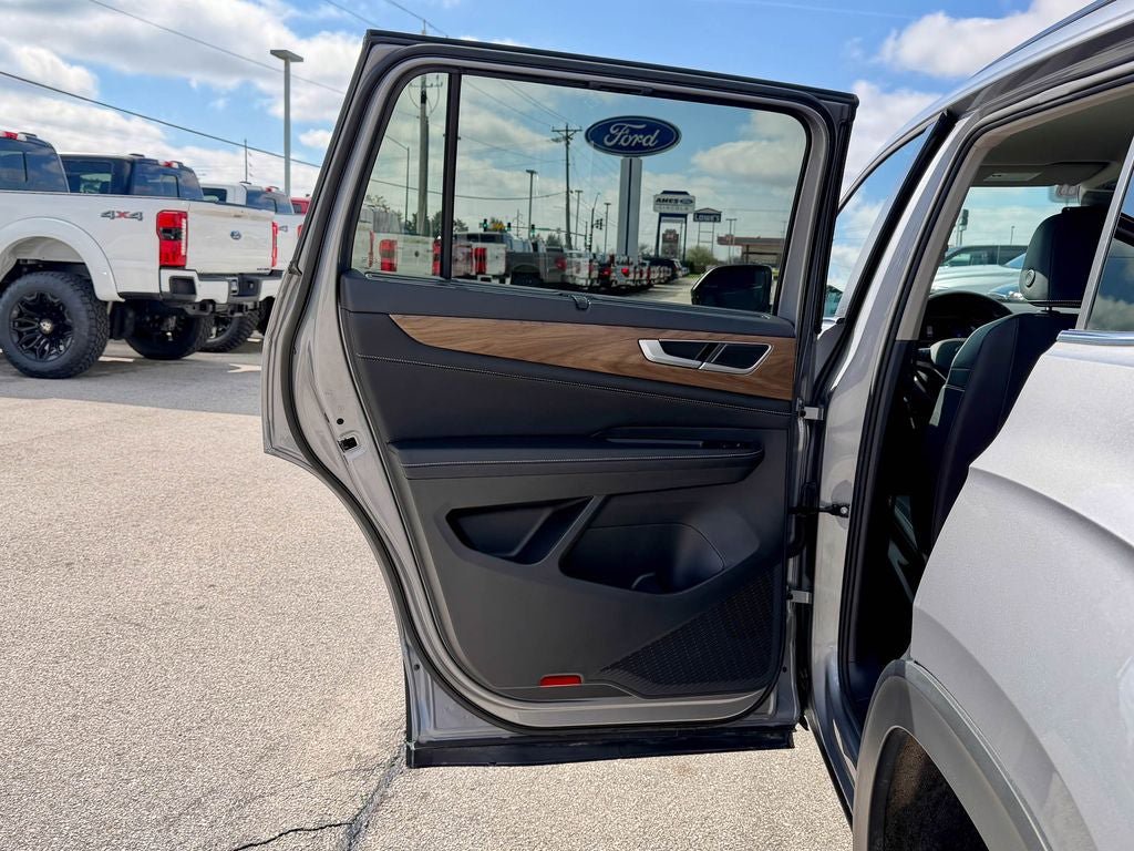Used 2025 Volkswagen Atlas SE image 16