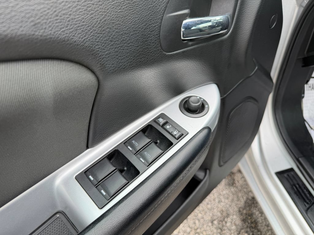 Used 2011 Chrysler 200 Touring FWD image 13