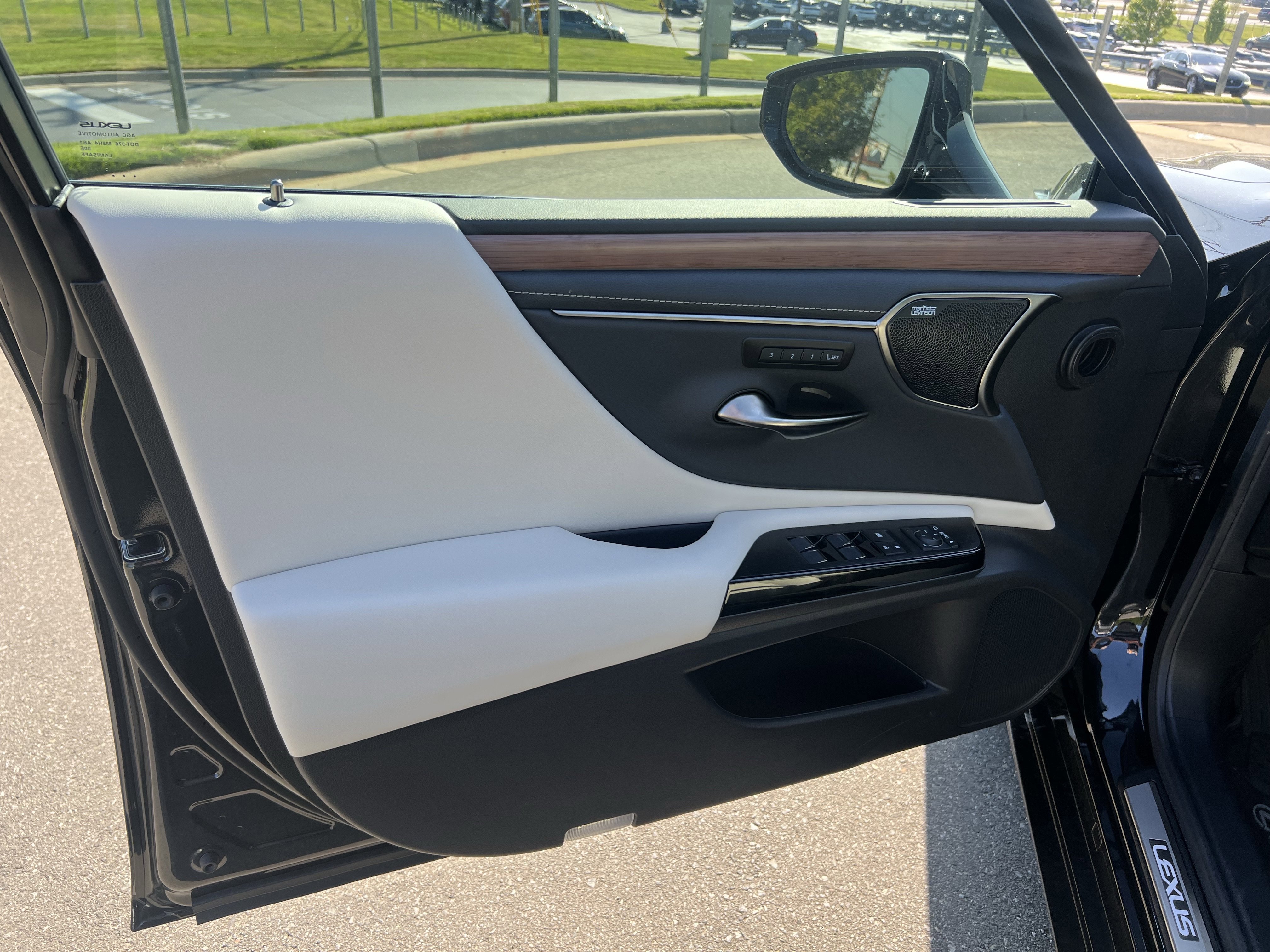 Used 2025 Lexus ES 350 Ultra Luxury w/ Accessory Package (Z2) FWD image 15