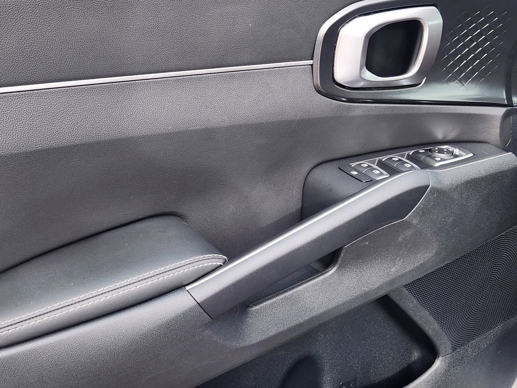 Used 2022 Kia Sorento LX image 7
