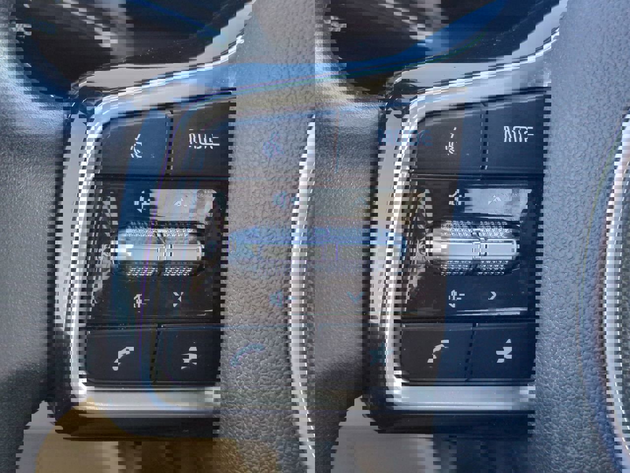 Used 2024 Kia Carnival LX image 24