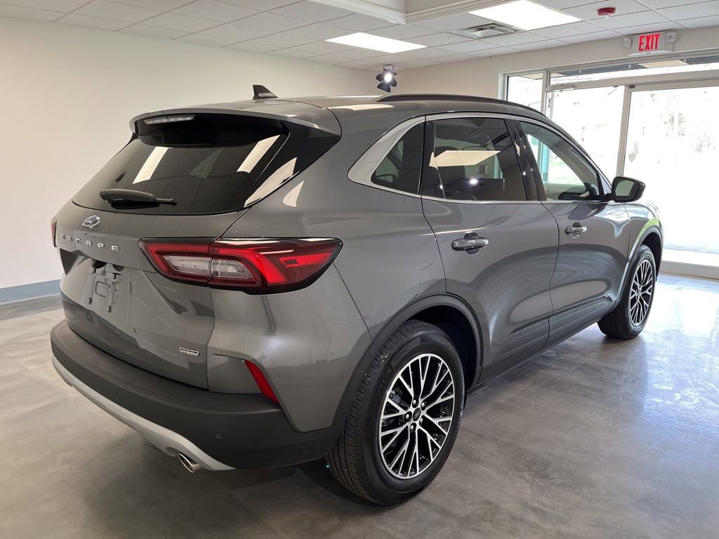 Used 2025 Ford Escape SE FWD image 2