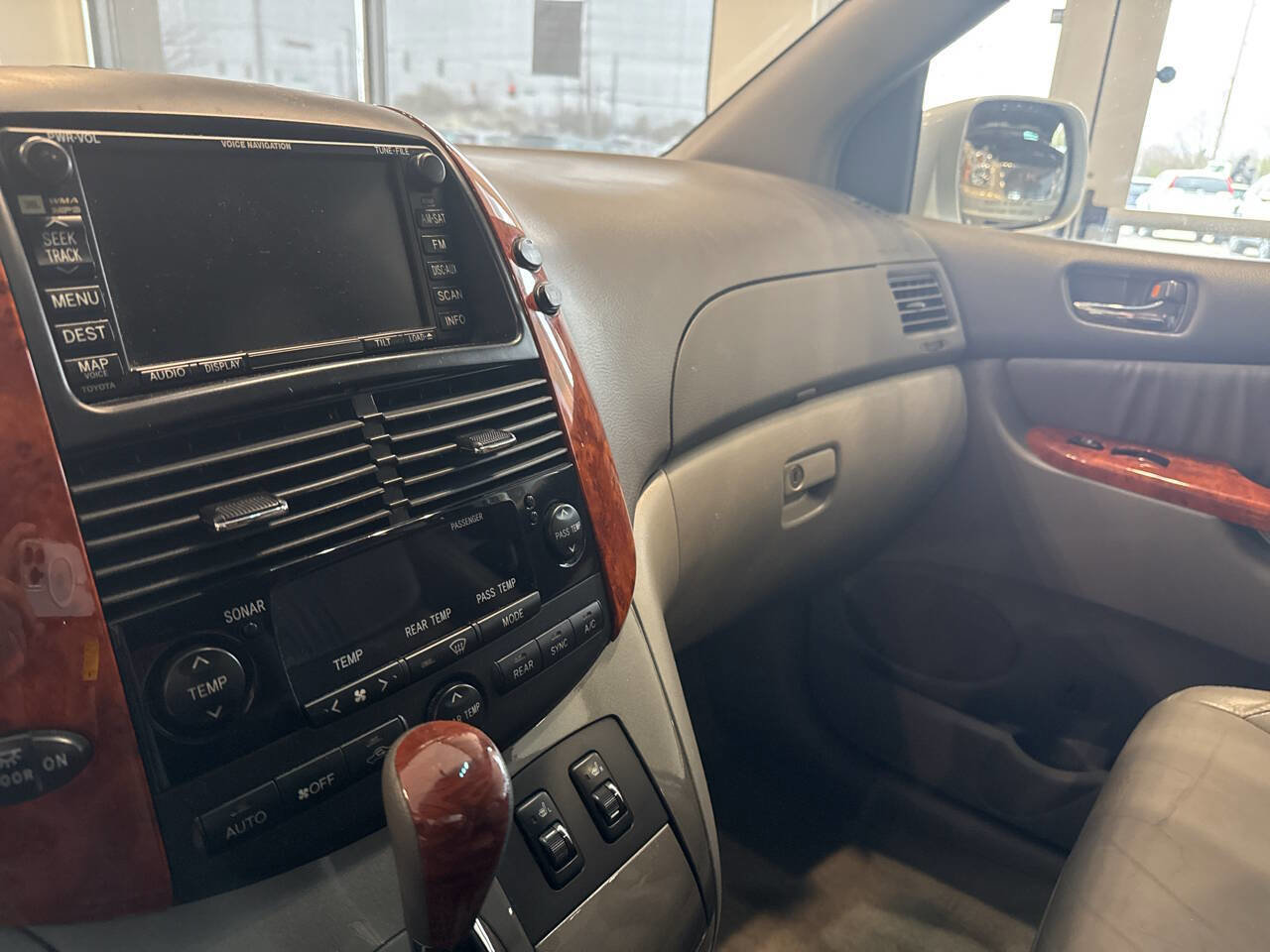 Used 2009 Toyota Sienna XLE Limited image 26