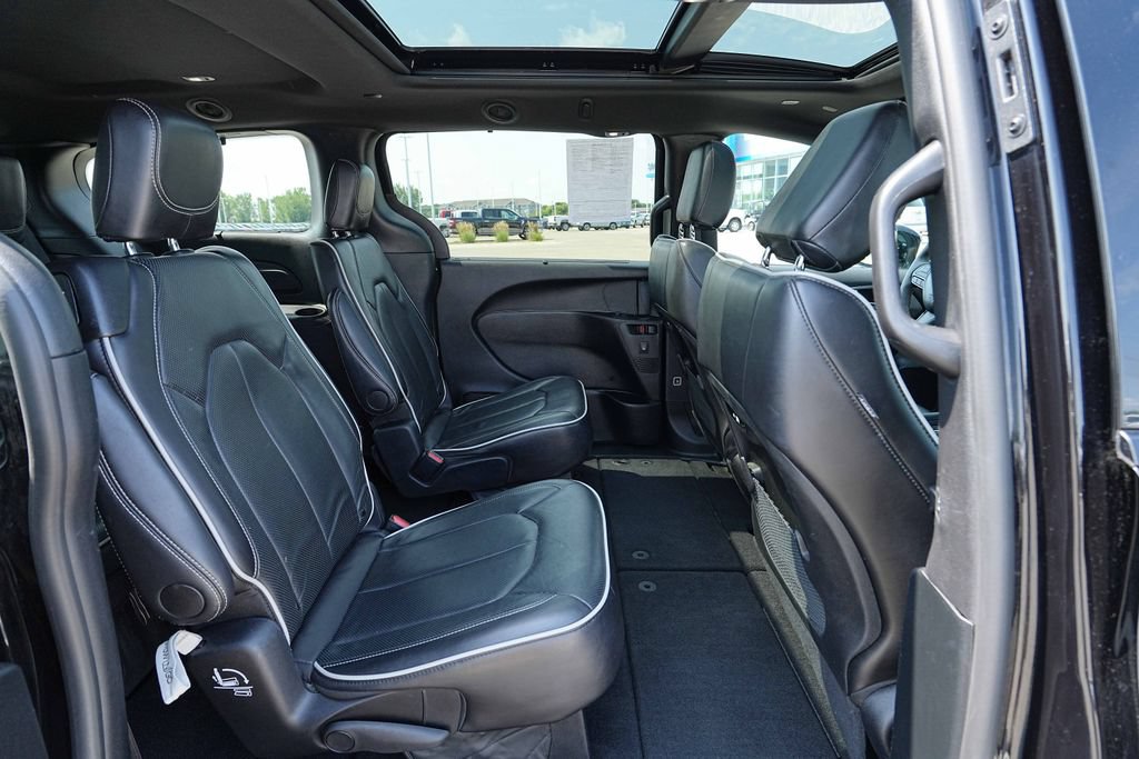 Used 2025 Chrysler Pacifica Limited FWD image 23