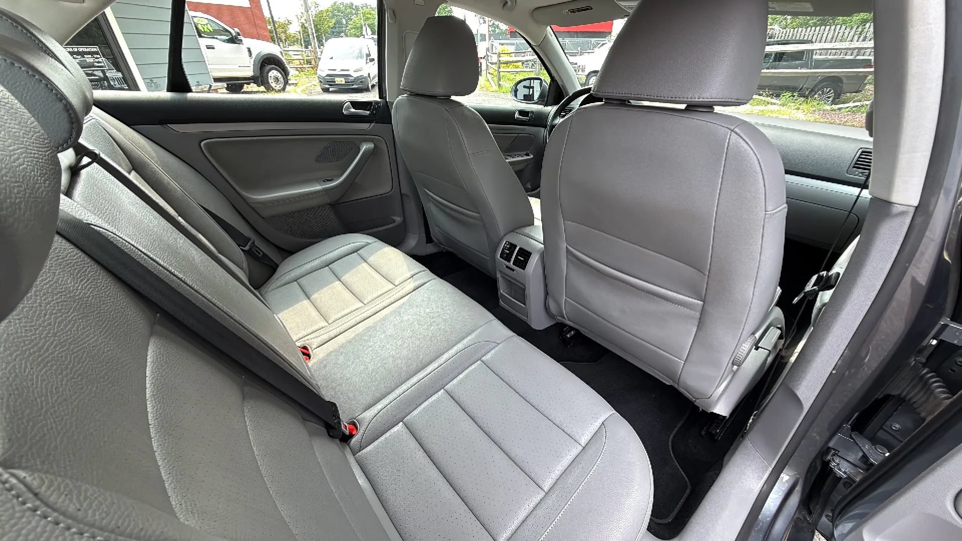 Used 2009 Volkswagen Jetta SE FWD image 39