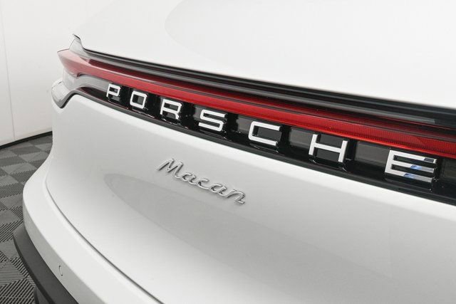 Used 2025 Porsche Macan image 36
