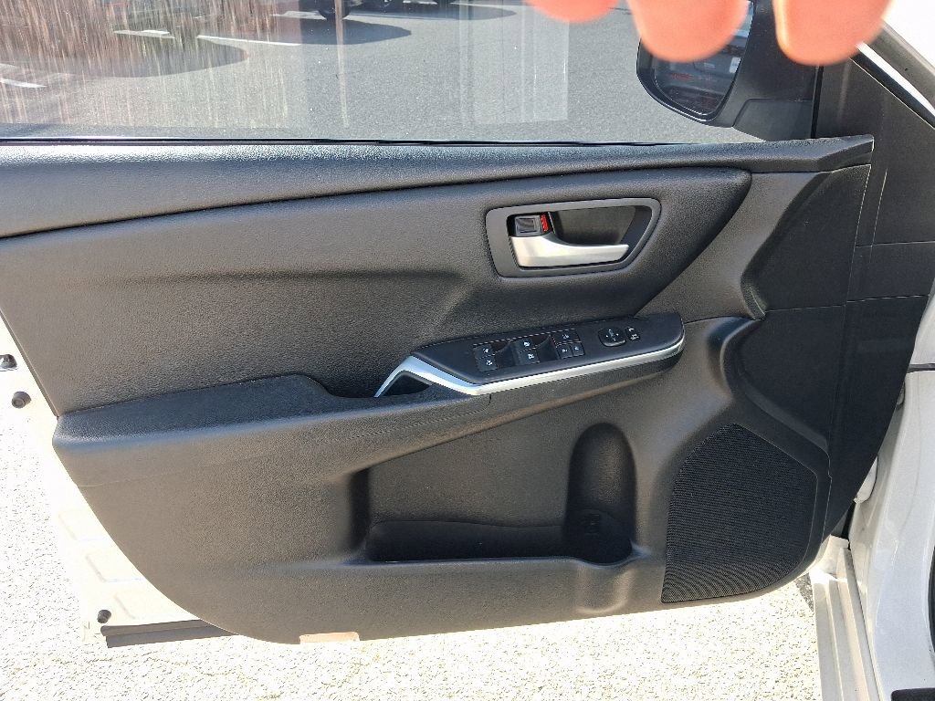 Used 2017 Toyota Camry SE FWD image 19