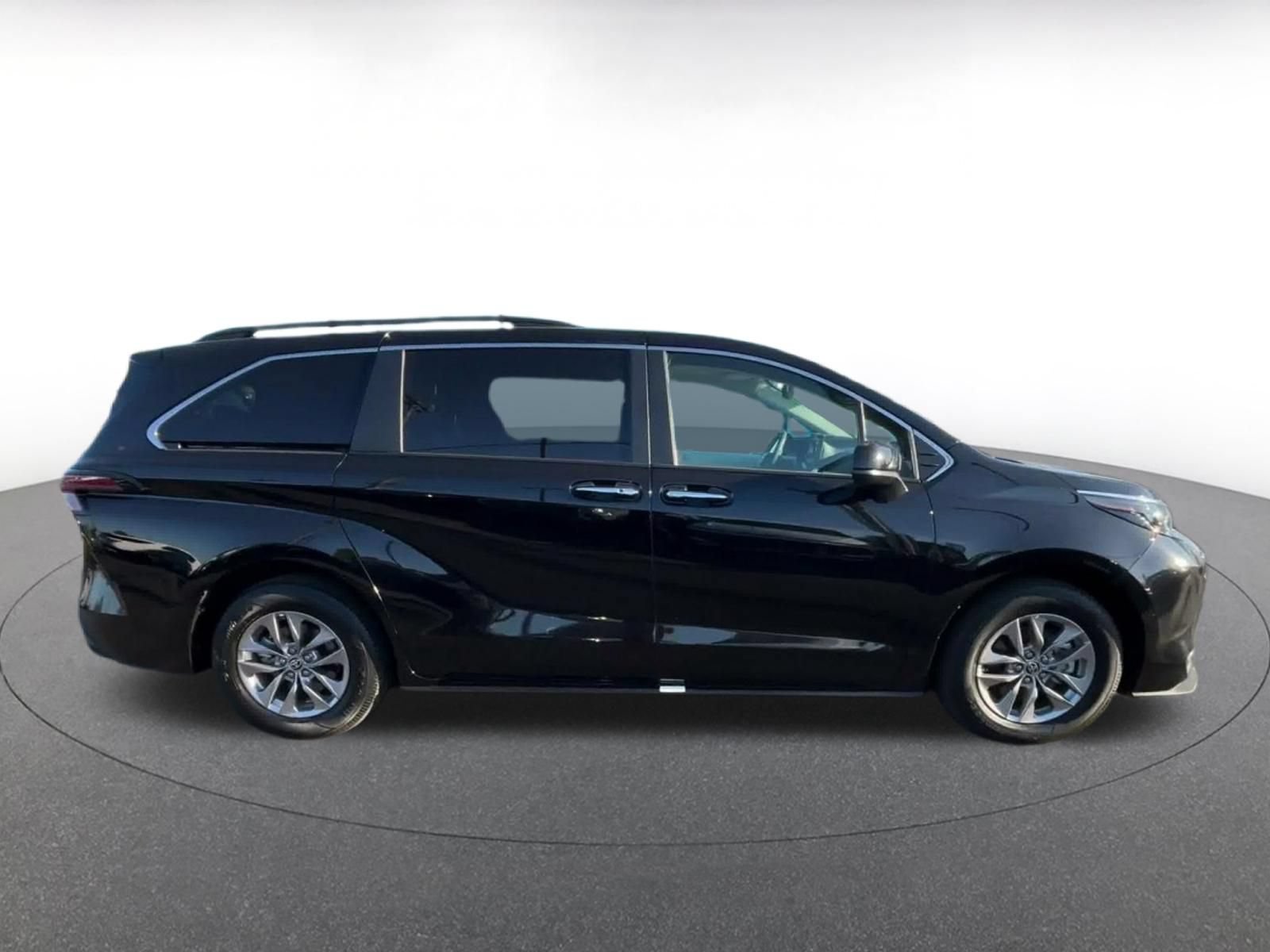 Used 2025 Toyota Sienna XLE FWD image 15