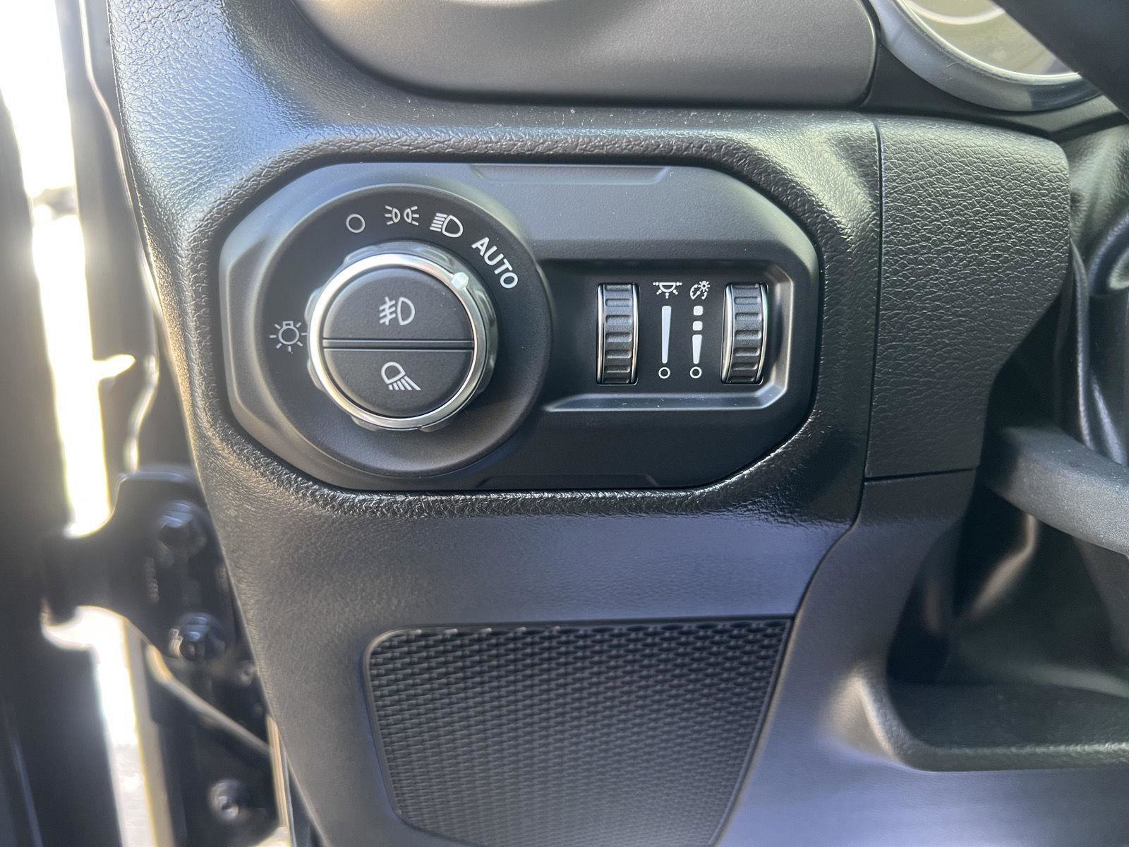 Used 2022 Jeep Gladiator Willys image 15