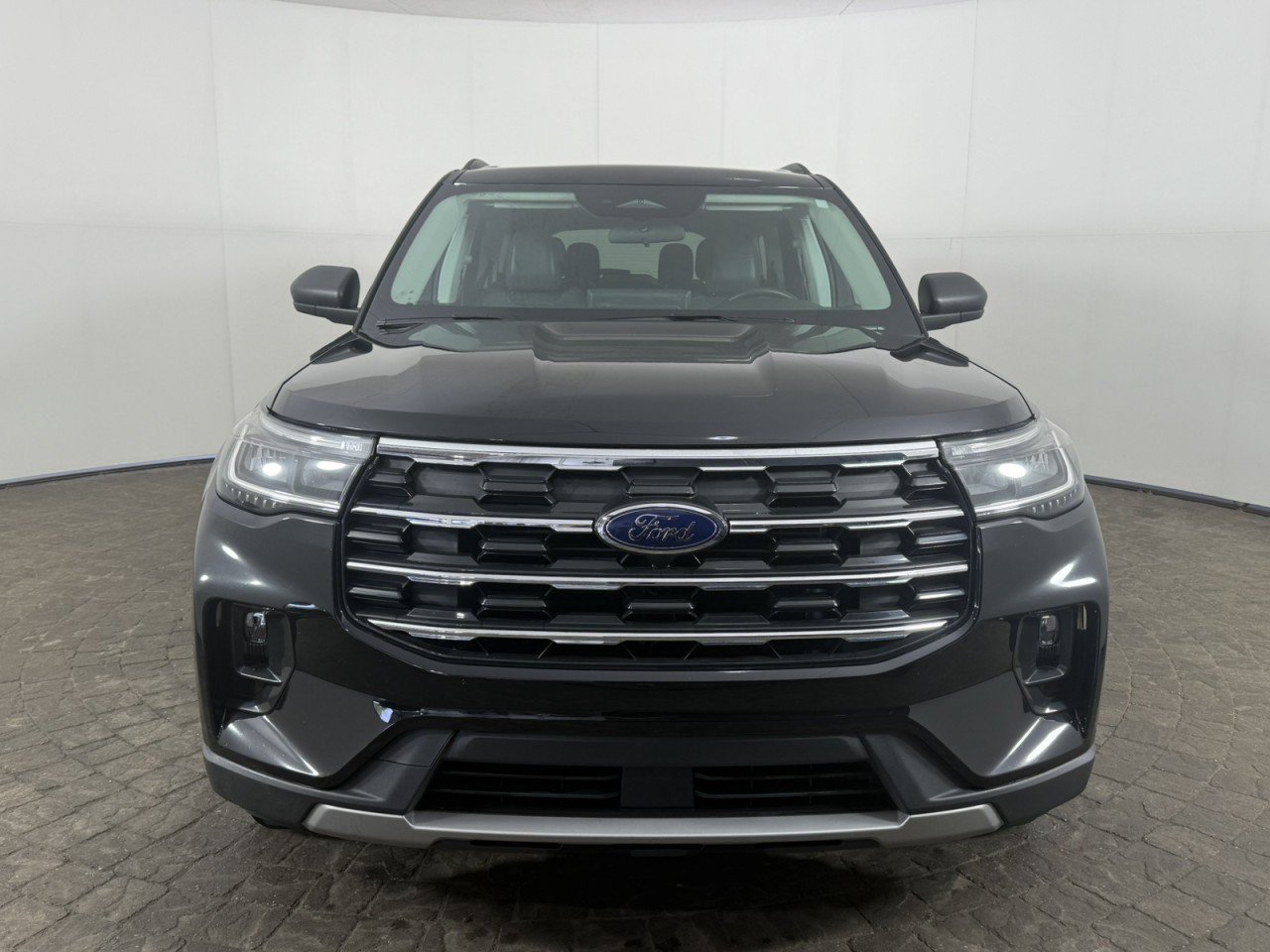Used 2025 Ford Explorer Active w/ Active Comfort Package AWD/4WD image 2
