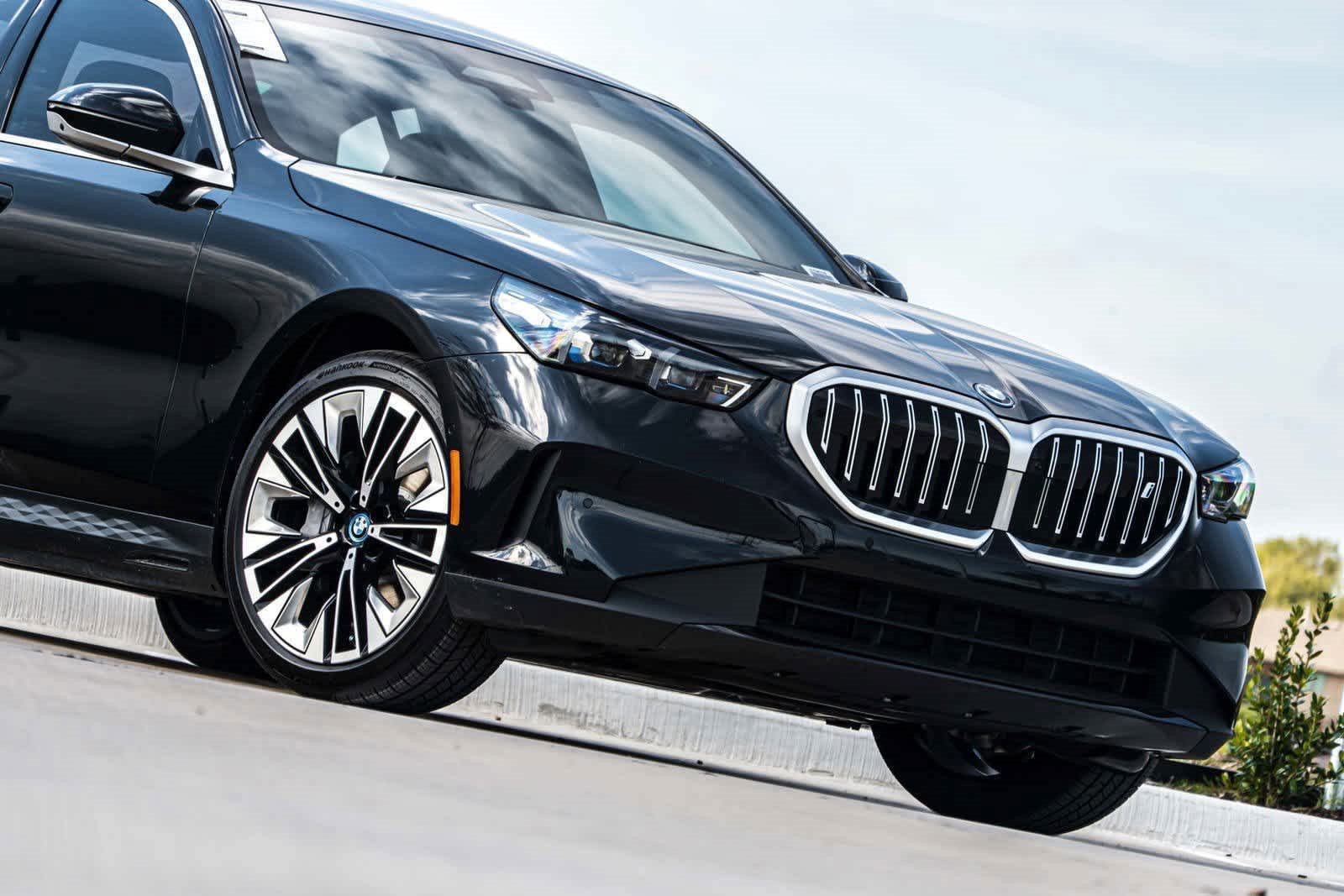 Used 2025 BMW i5 eDrive40i w/ Premium Package RWD image 3