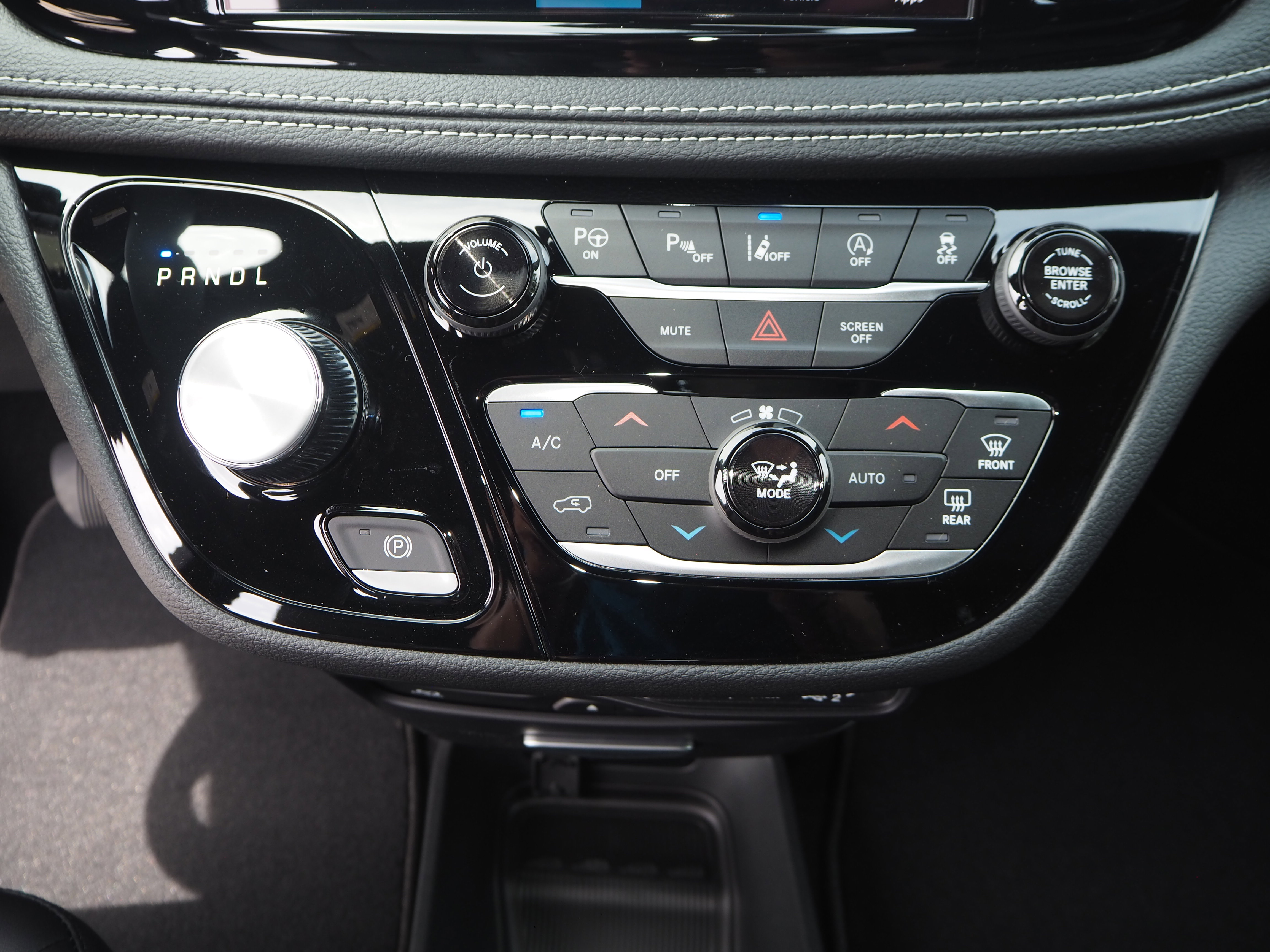 New 2025 Chrysler Pacifica Select w/ Uconnect Theater Family Group FWD image 28