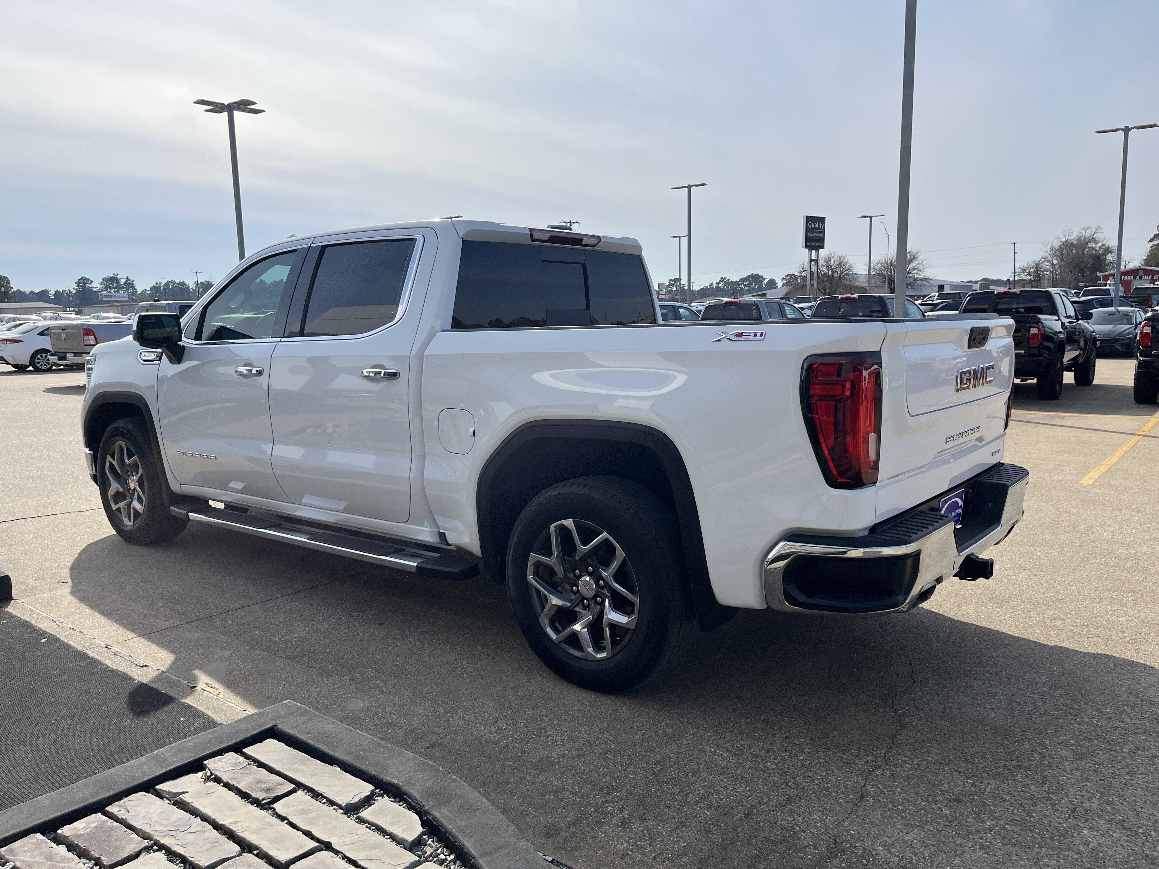 Used 2023 GMC Sierra 1500 SLT image 4
