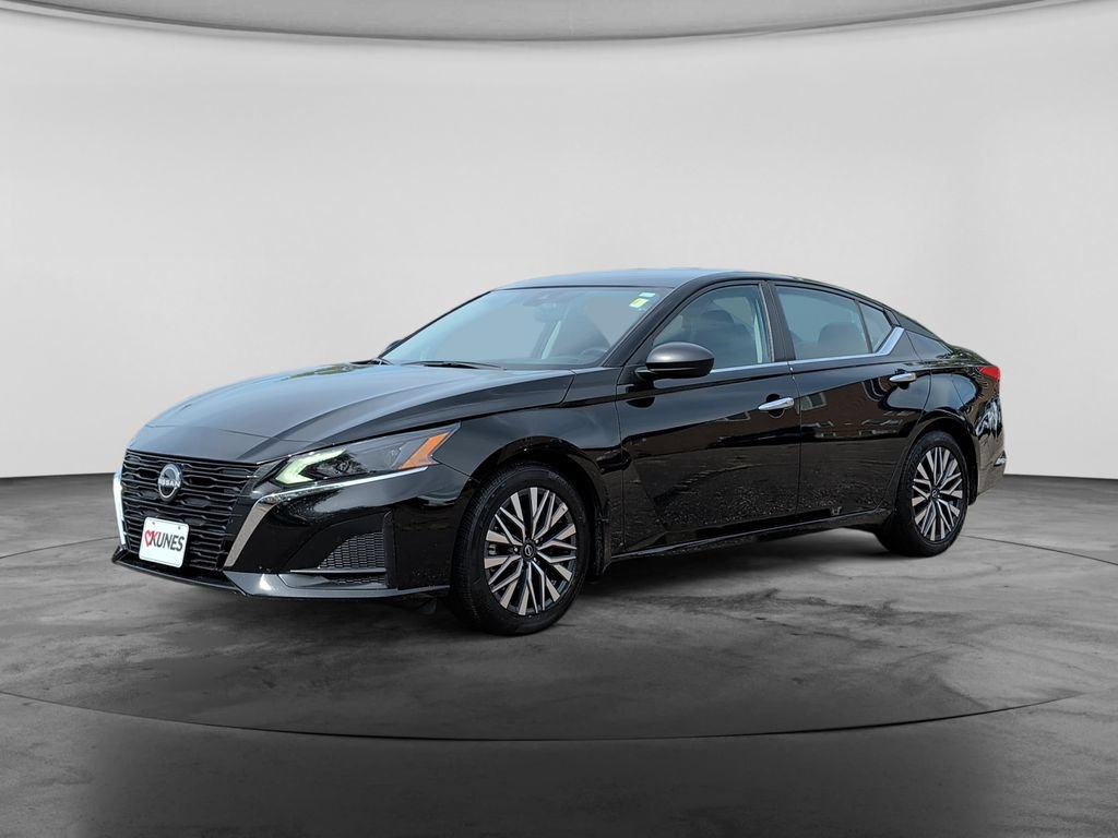 Used 2025 Nissan Altima 2.5 SV FWD image 3