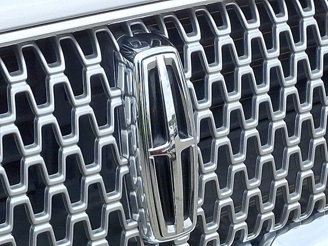Used 2017 Lincoln Continental Select FWD image 29