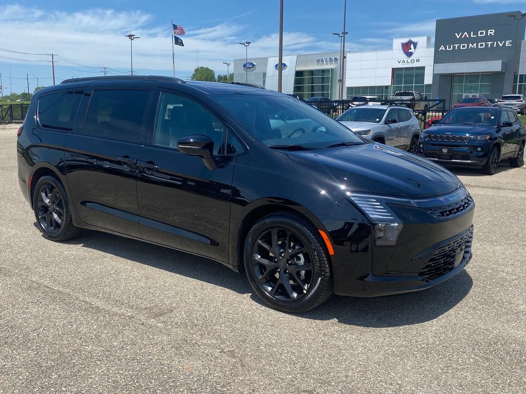 New 2027 Chrysler Pacifica Limited w/ S Appearance Package FWD image 8
