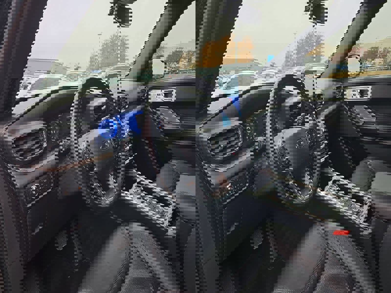 Used 2020 Ford Explorer Platinum w/ Premium Technology Package image 2