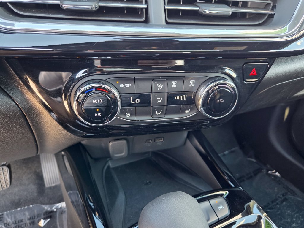 Used 2024 Chevrolet Trax RS w/ Sunroof Package FWD image 25