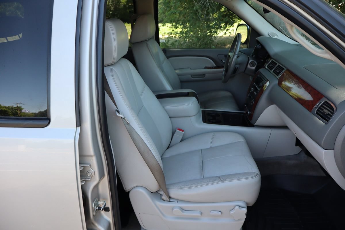 Used 2008 Chevrolet Suburban LT w/ LT Preferred Equipment Group AWD/4WD image 24