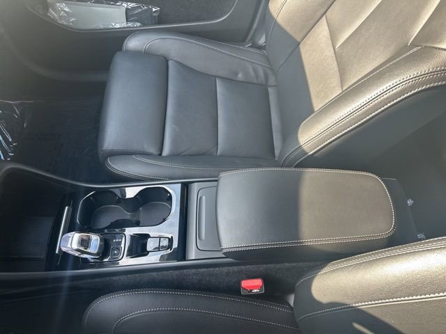 Certified 2025 Volvo XC40 B5 Plus AWD/4WD image 25