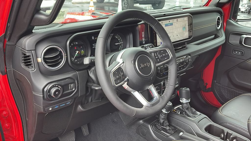 Used 2025 Jeep Wrangler Unlimited Sahara AWD/4WD image 19