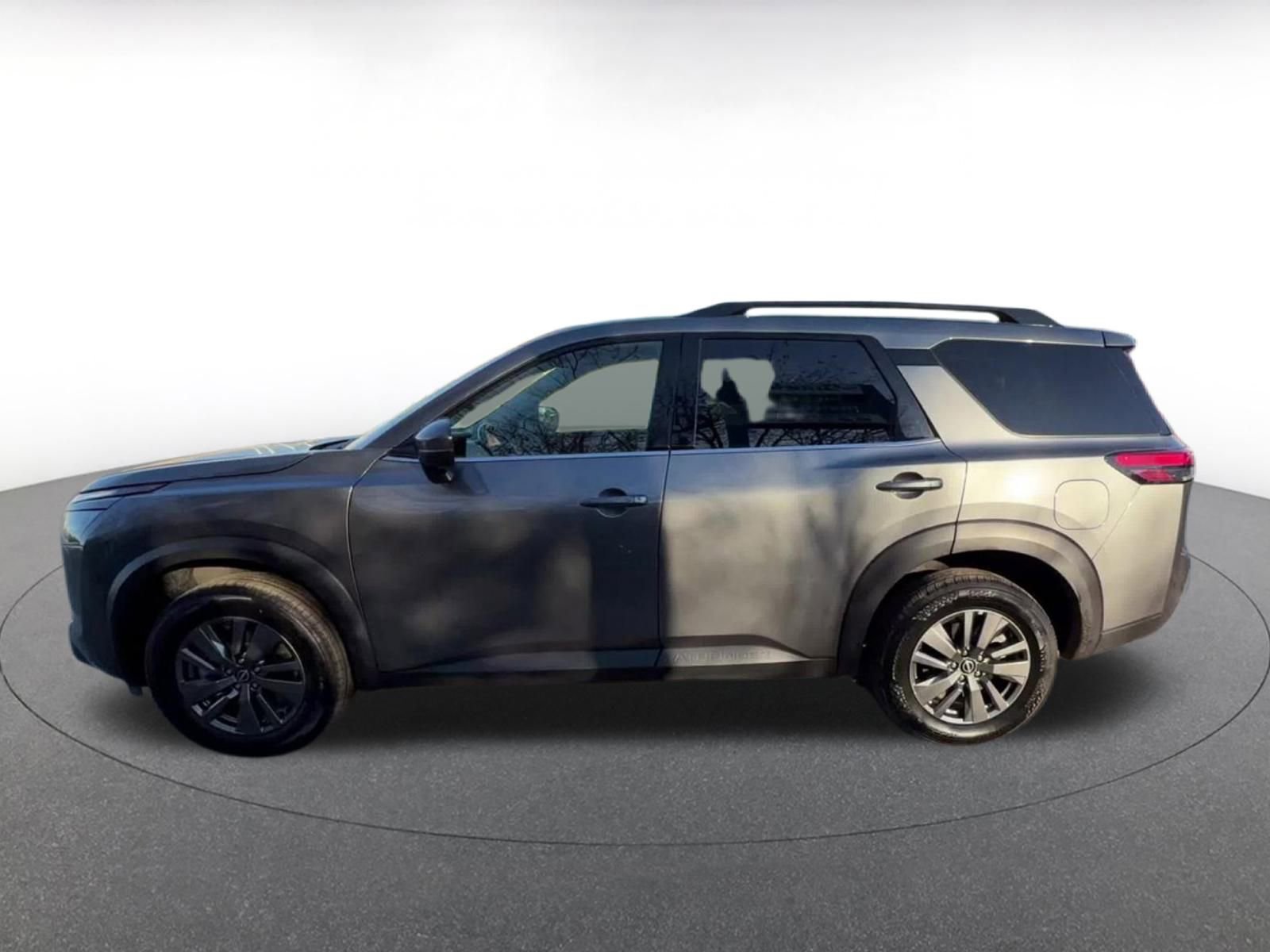 Used 2025 Nissan Pathfinder SV image 9