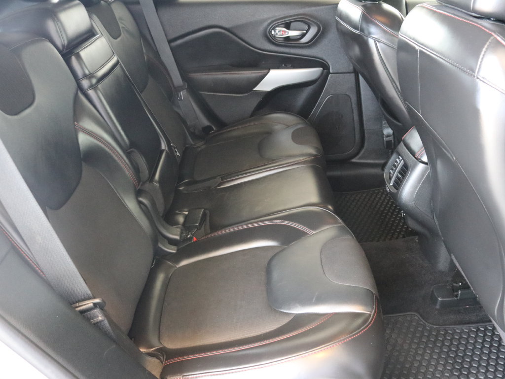 Used 2018 Jeep Cherokee Trailhawk AWD/4WD image 42
