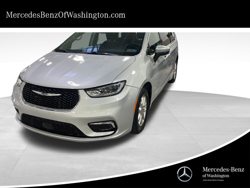 Used 2023 Chrysler Pacifica Touring-L FWD image 1