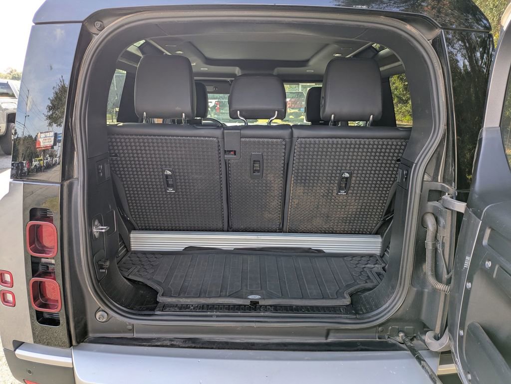 Used 2023 Land Rover Defender 90 S image 30