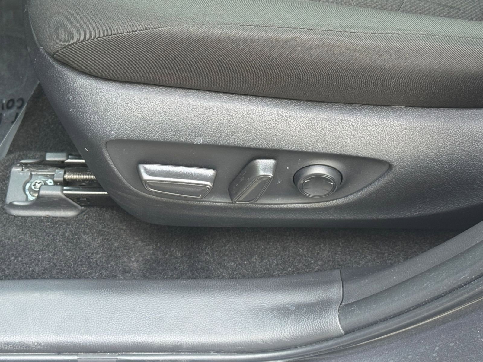 Used 2025 Toyota RAV4 XLE w/ Convenience Package image 22