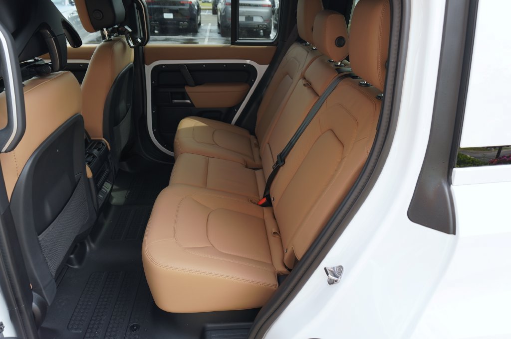 New 2026 Land Rover Defender 110 X-Dynamic SE AWD/4WD image 28