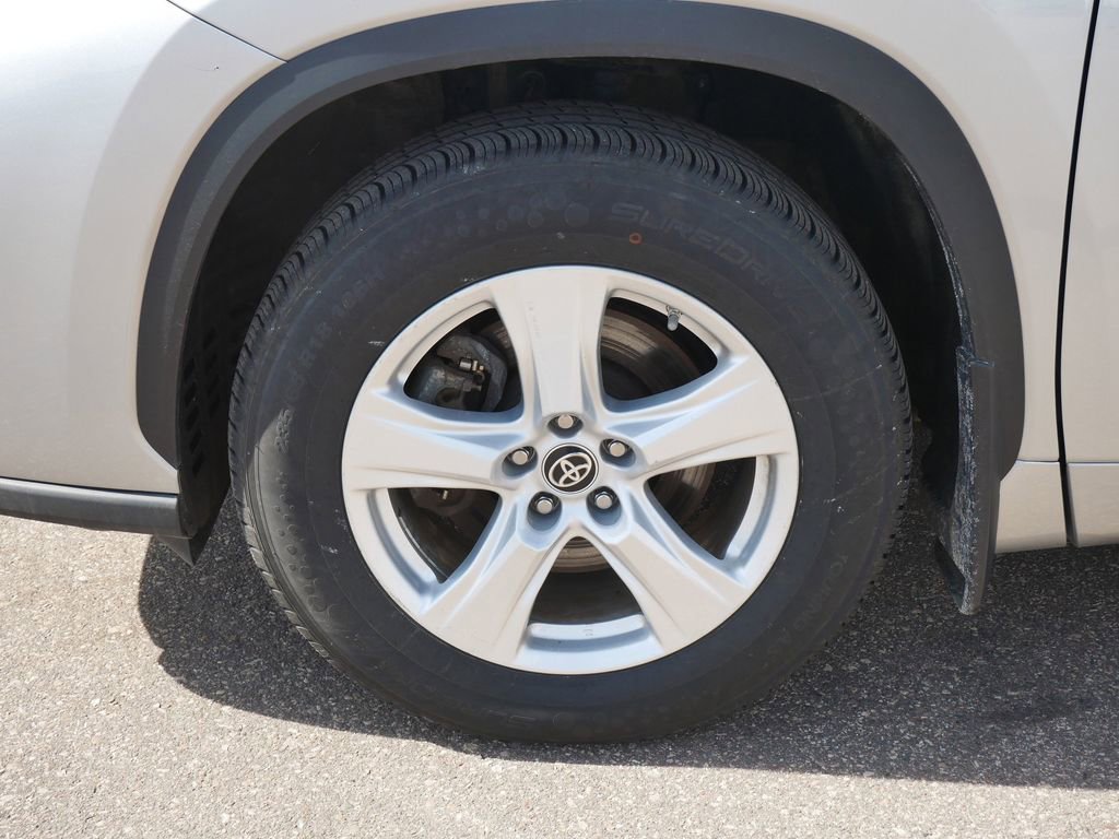 Used 2024 Toyota Highlander LE image 7