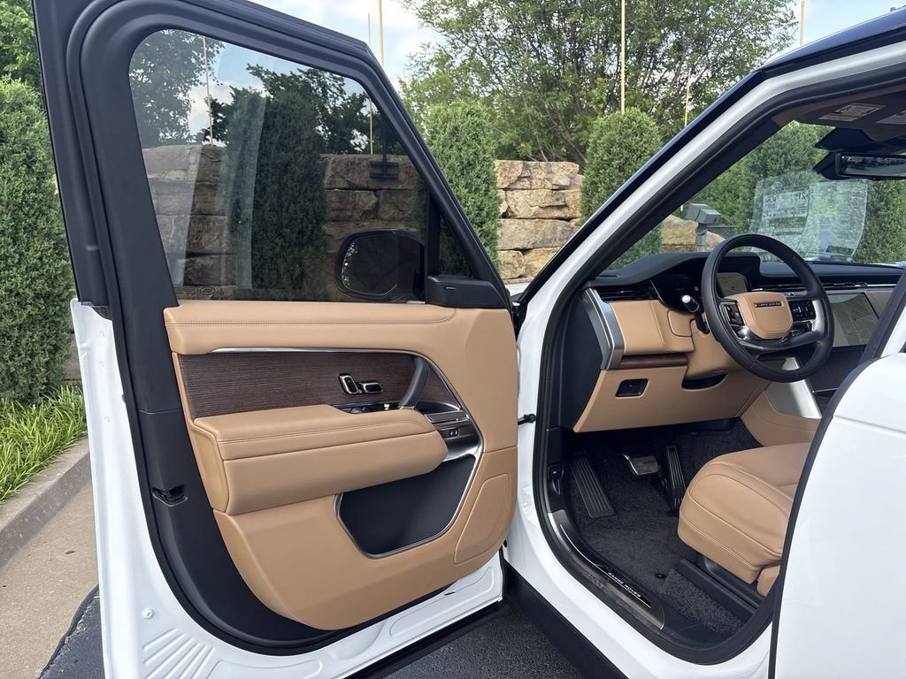 New 2026 Land Rover Range Rover Long Wheelbase SE AWD/4WD image 17