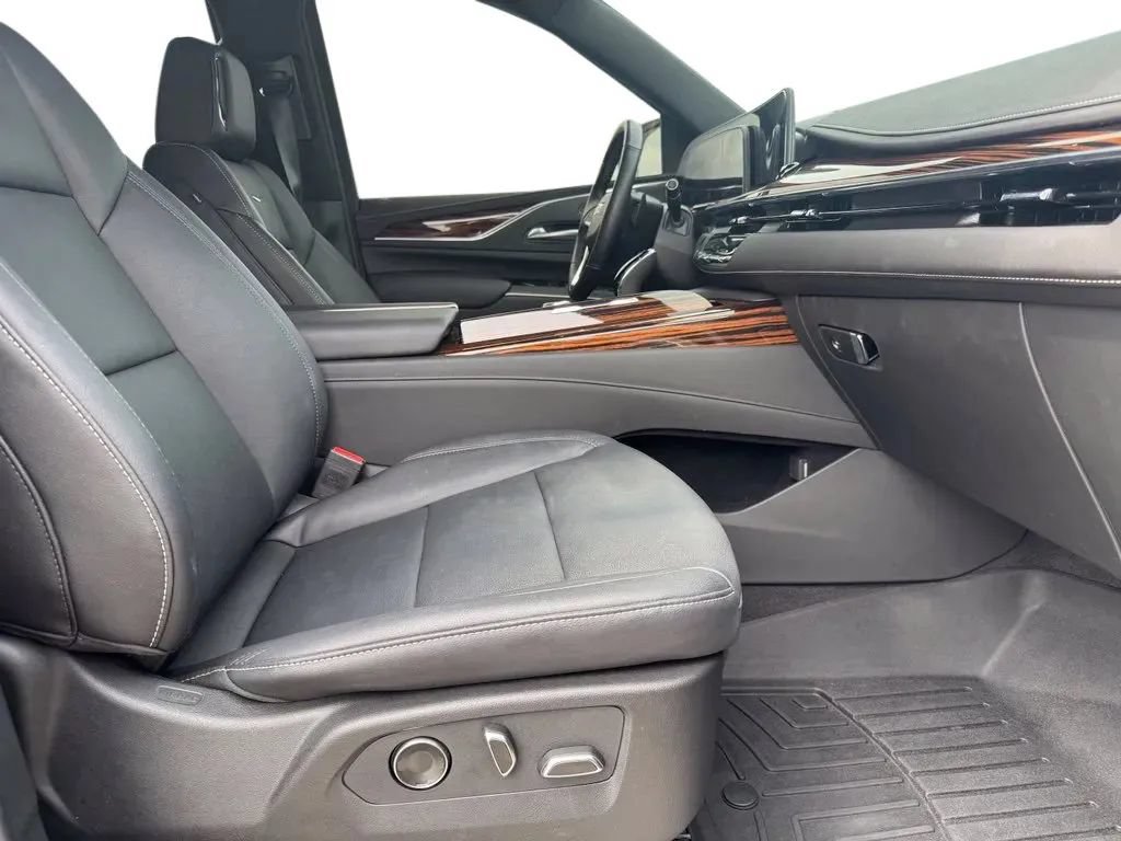 Used 2024 Cadillac Escalade Luxury AWD/4WD image 14