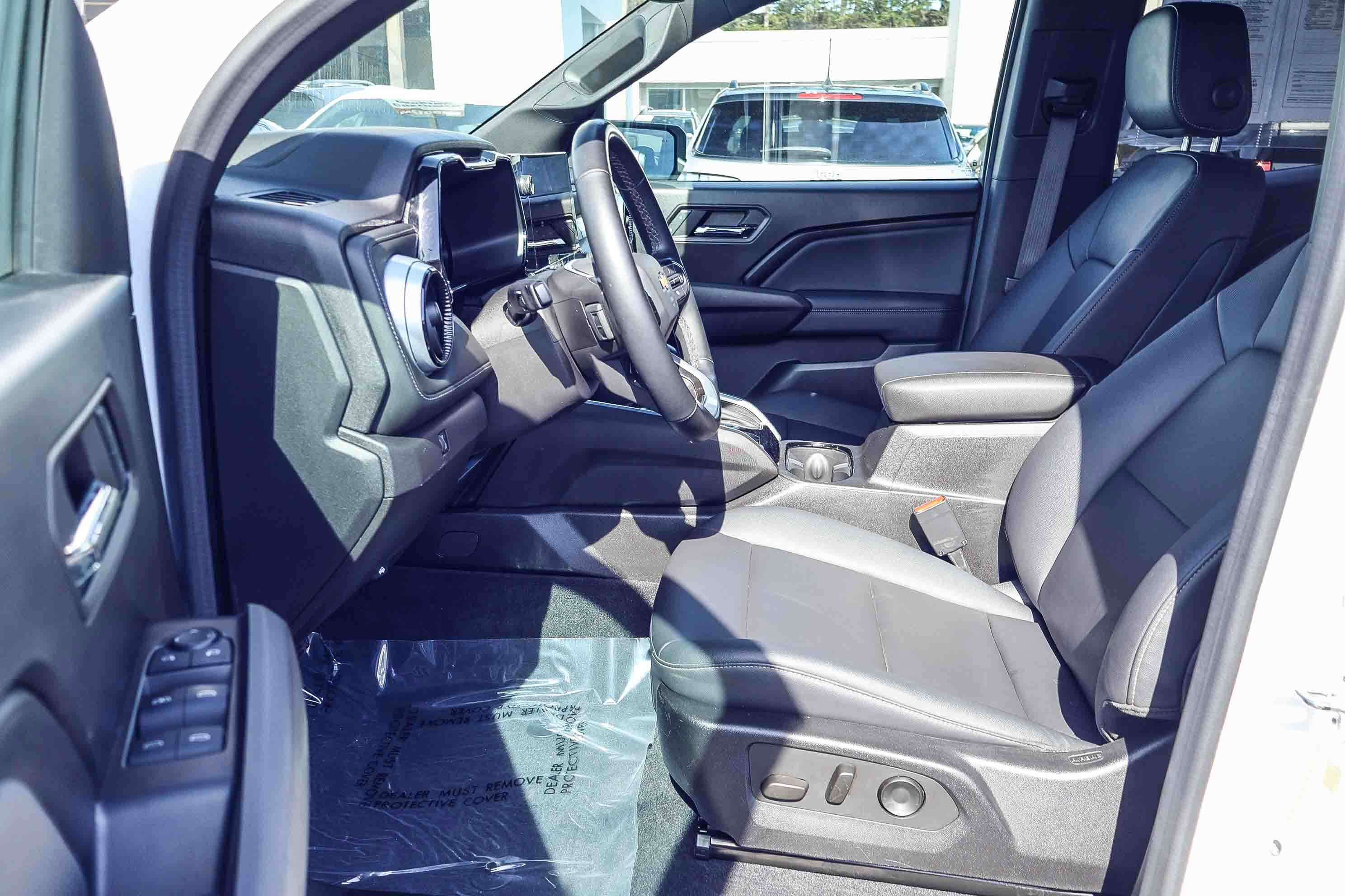 Used 2024 Chevrolet Colorado LT w/ LT Convenience Package III image 2