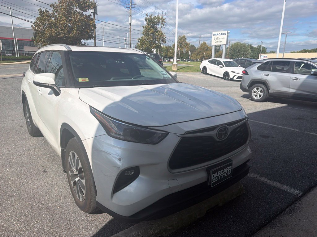 Used 2022 Toyota Highlander XLE AWD/4WD image 3