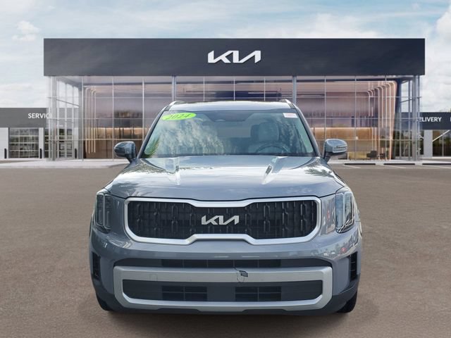 Used 2024 Kia Telluride EX w/ EX Captain's Chair Package FWD image 2