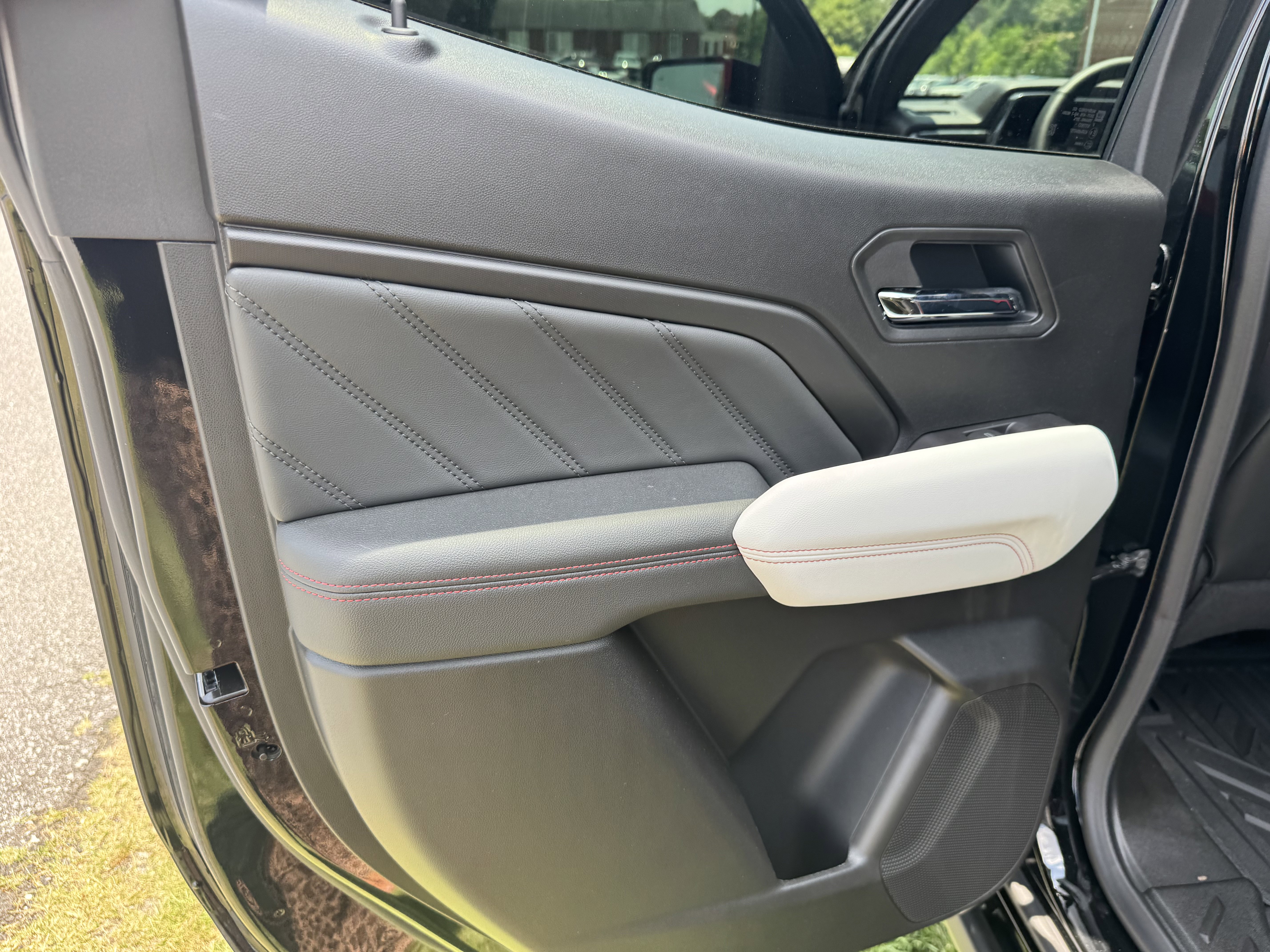 Used 2025 GMC Canyon AT4 w/ AT4X Package image 8