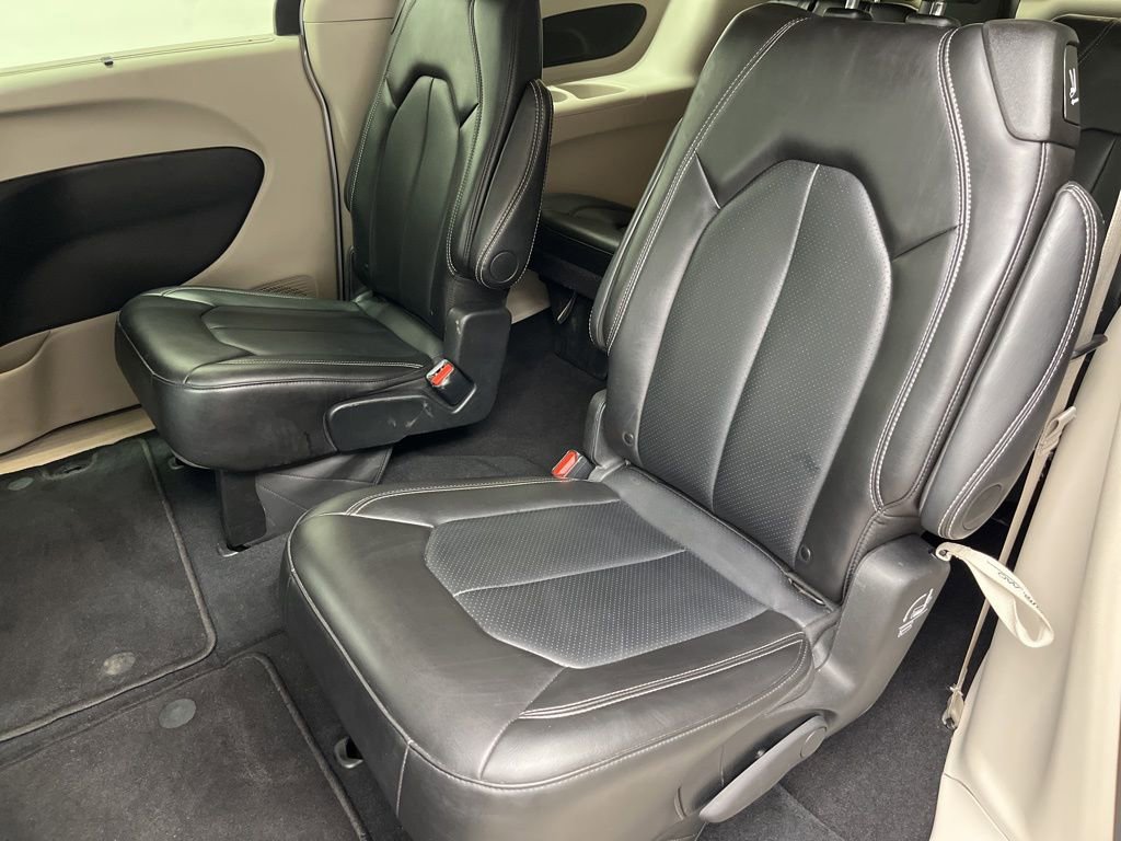 Used 2024 Chrysler Pacifica Touring-L FWD image 19