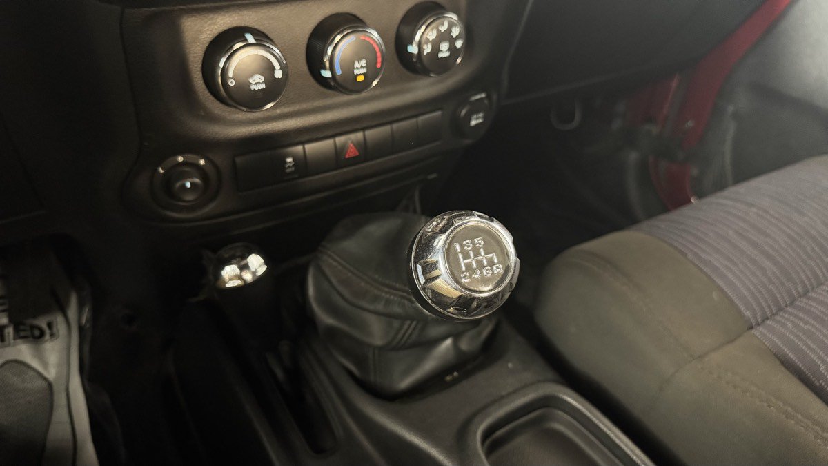 Used 2012 Jeep Wrangler Unlimited Sport AWD/4WD image 21