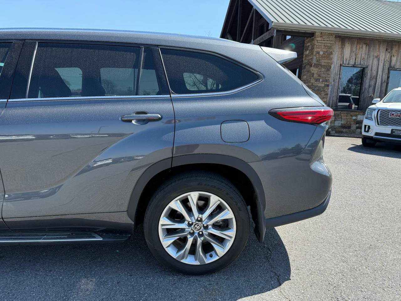 Used 2021 Toyota Highlander Limited FWD image 41