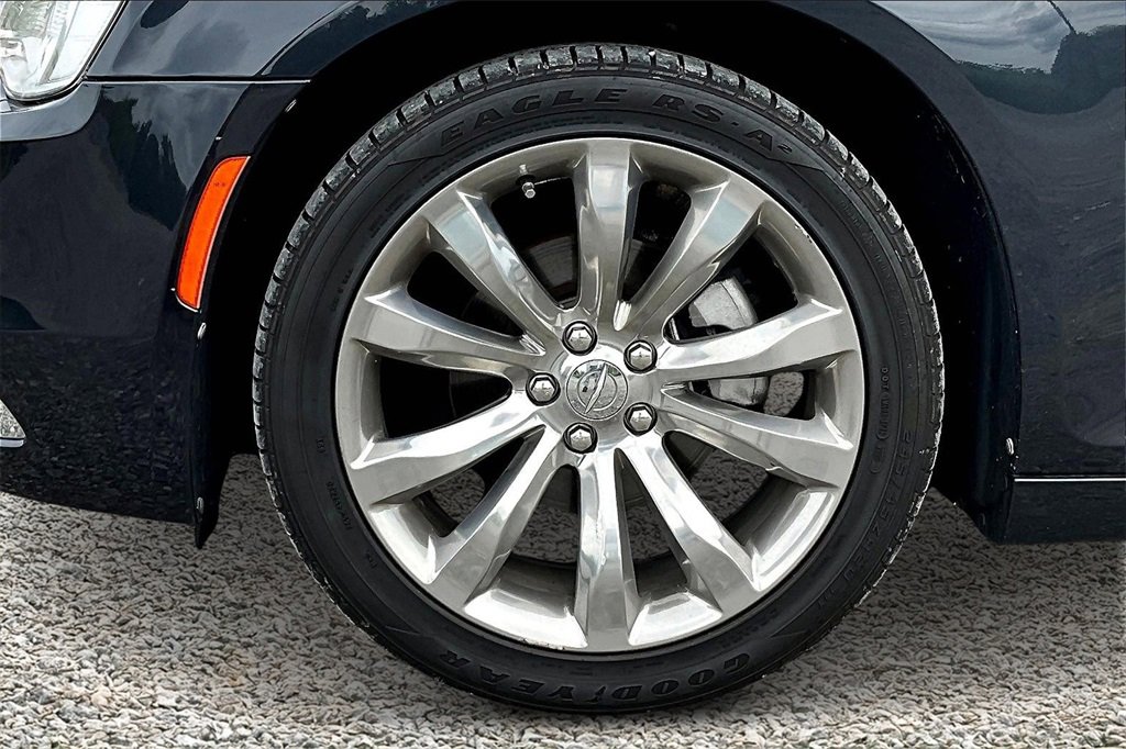 Used 2018 Chrysler 300 Limited image 8