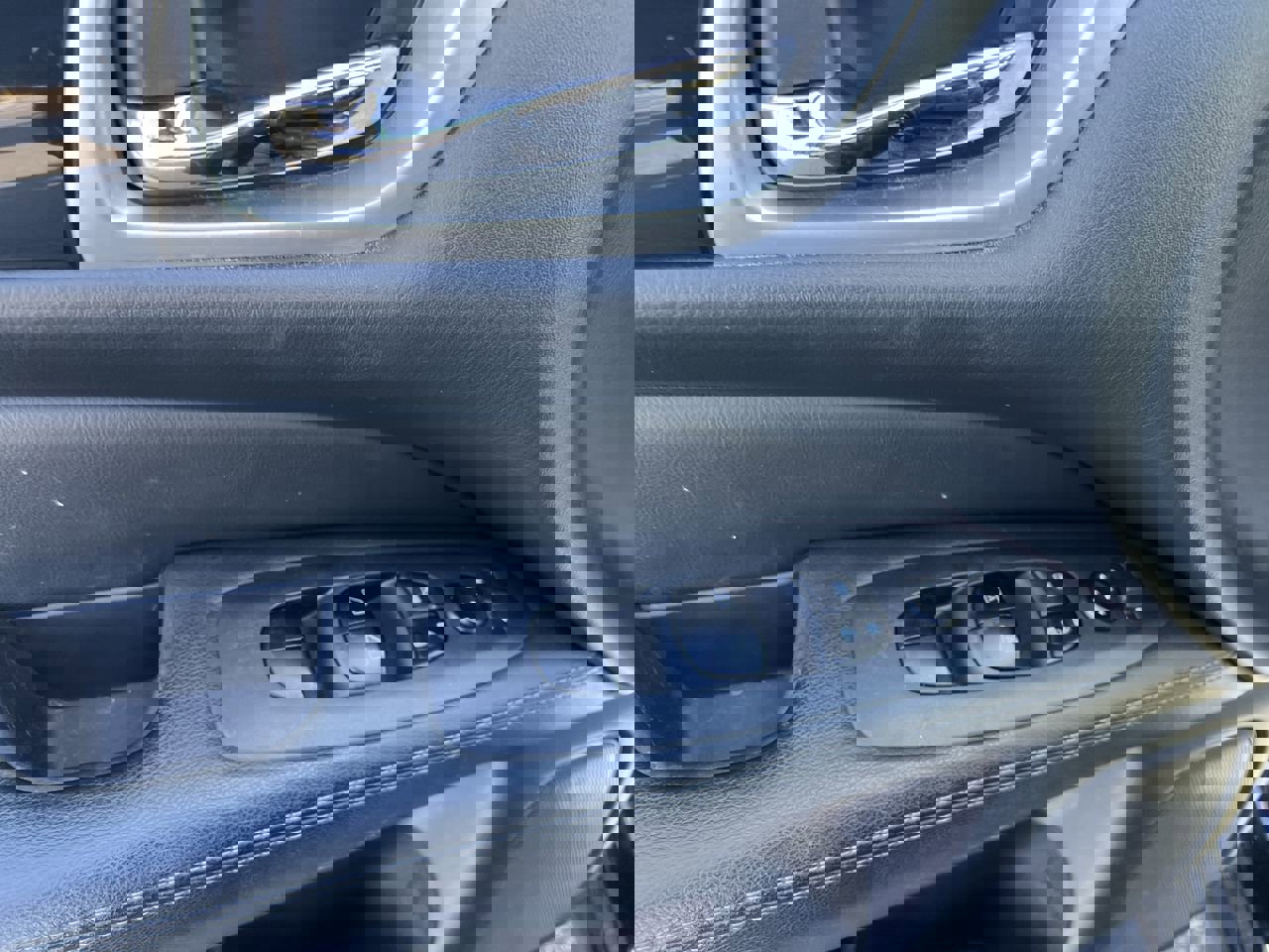 Used 2020 Nissan Pathfinder SV image 15