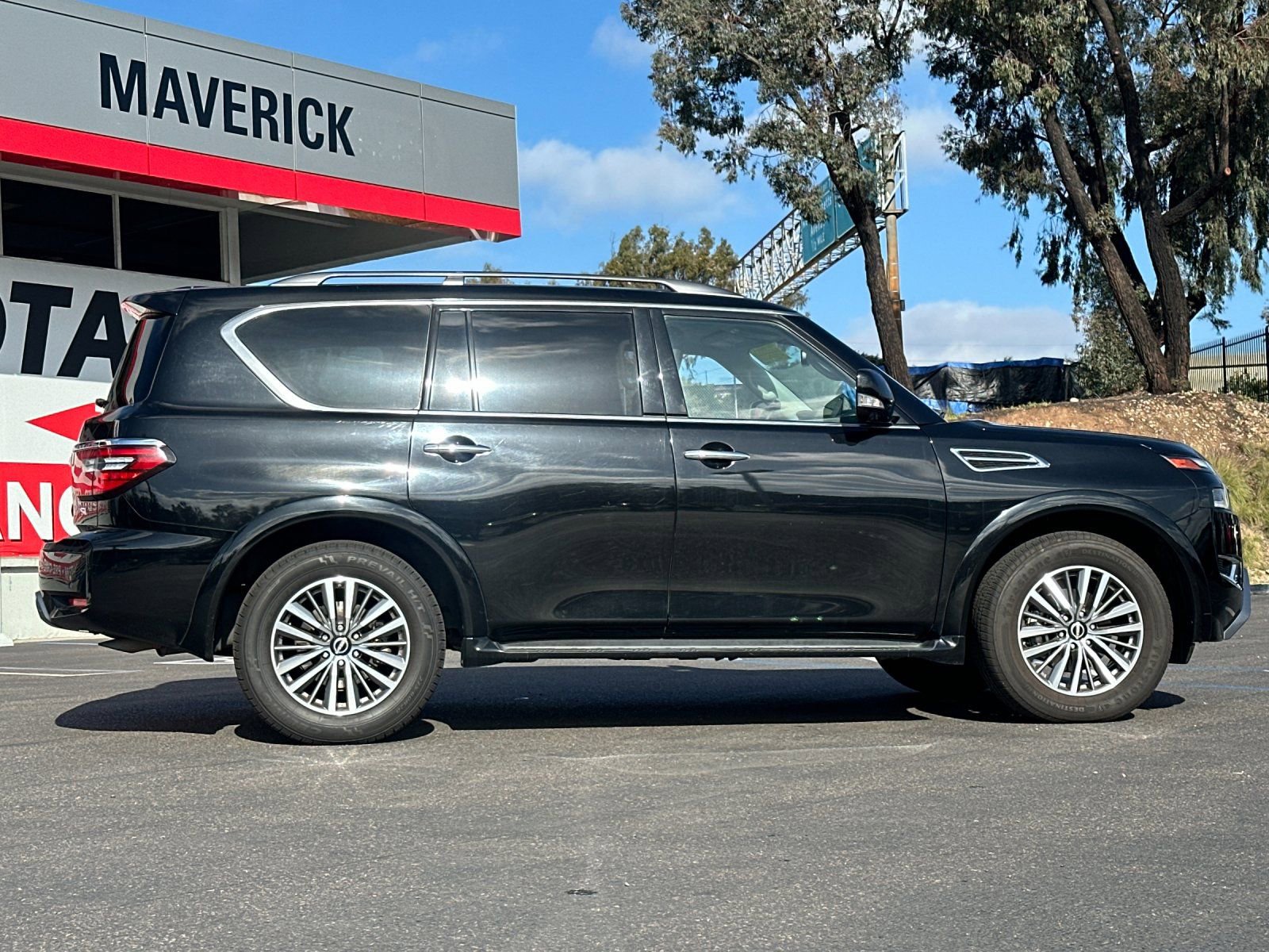 Used 2023 Nissan Armada SL w/ Captain's Chairs Package image 6