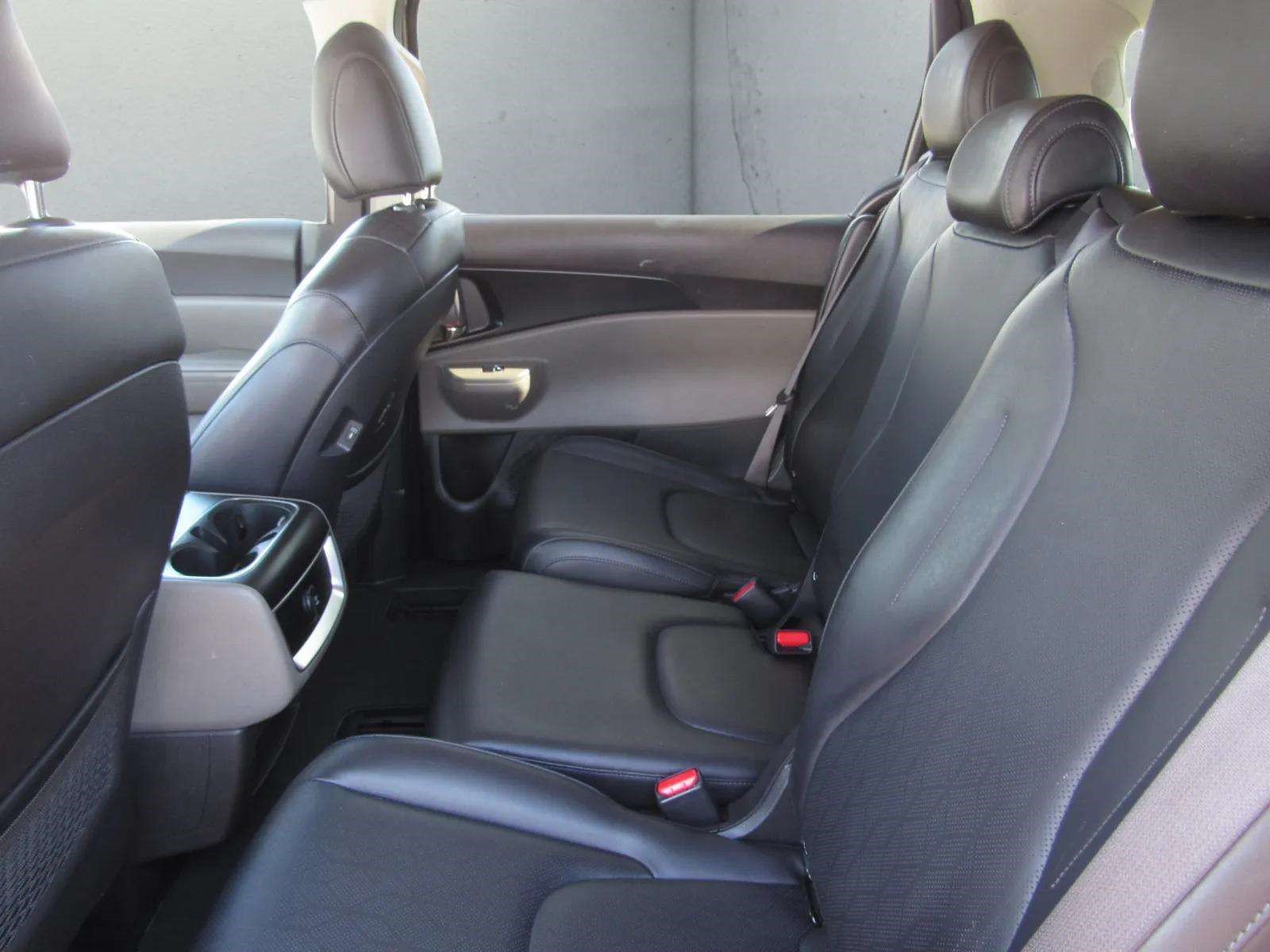 Used 2025 Kia Carnival FWD image 14