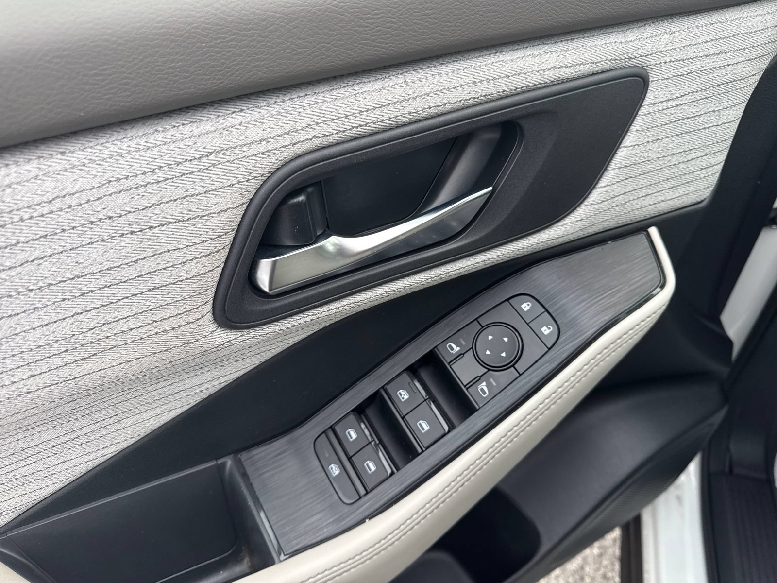 Used 2023 Nissan Rogue SV FWD image 12