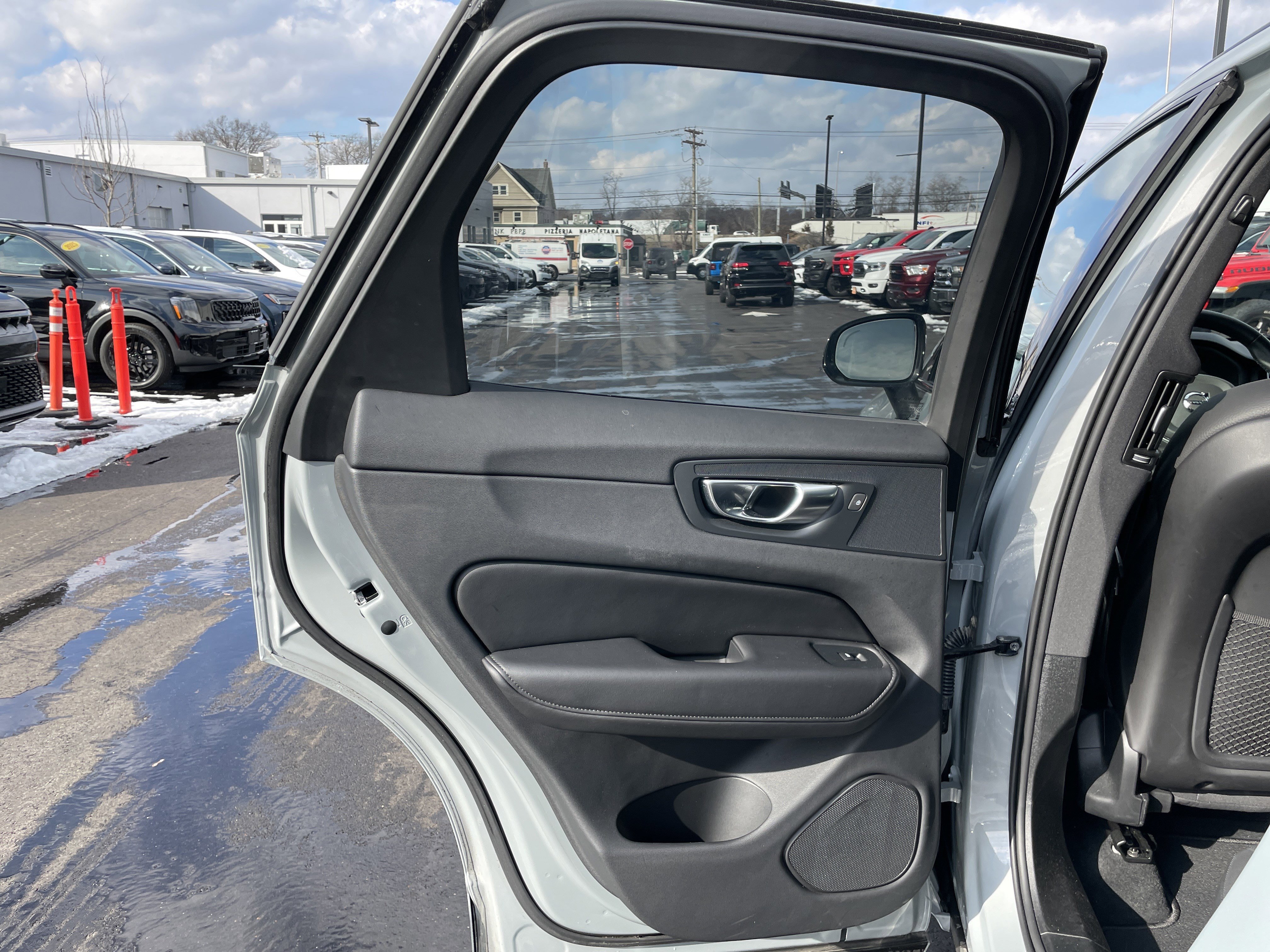 Used 2025 Volvo XC60 B5 Plus image 24