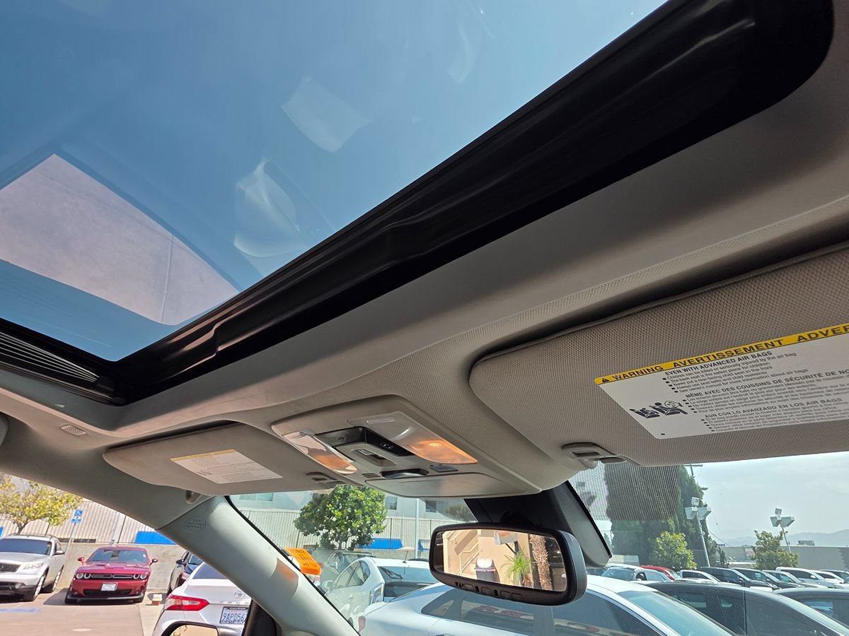 Used 2019 Toyota Sienna XLE w/ XLE Navigation Package FWD image 18