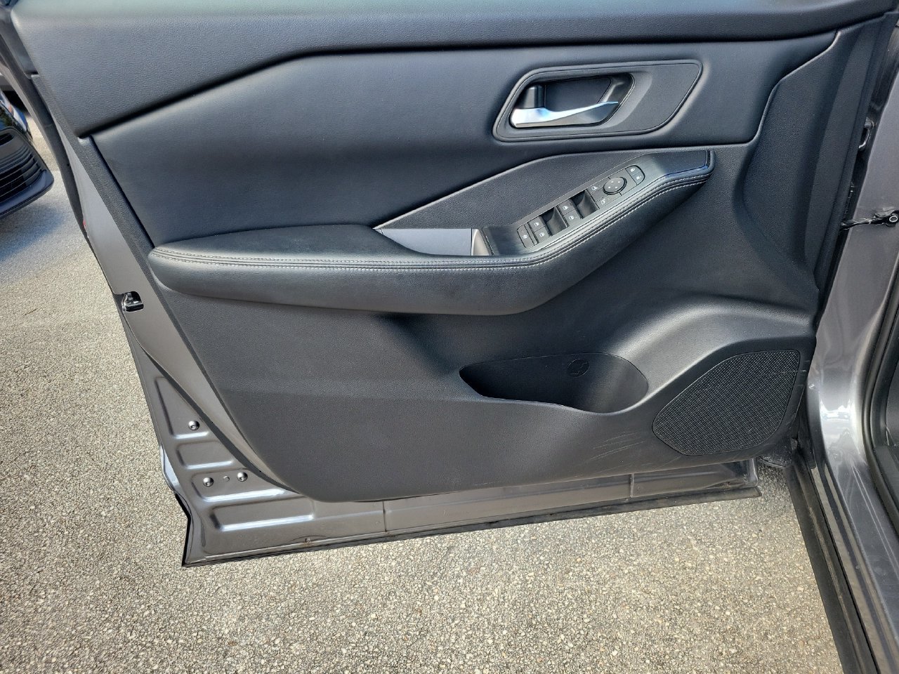 Used 2025 Nissan Rogue SV FWD image 12