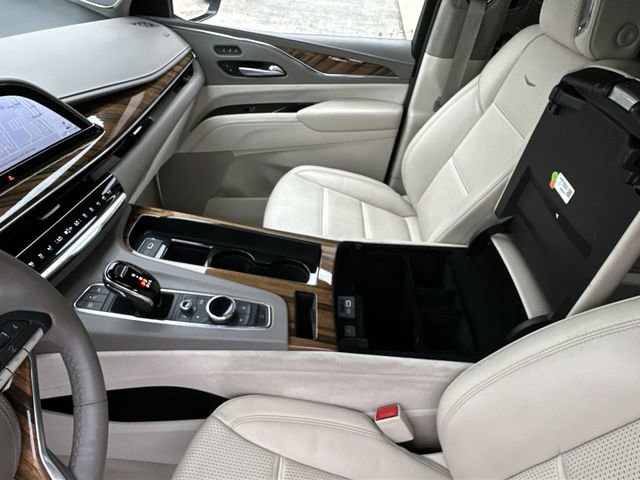 Certified 2021 Cadillac Escalade ESV Premium Luxury Platinum w/ Heavy-Duty Trailer Package image 29